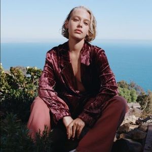 Kimchi Blue Gemma Velvet Blazer in Maroon